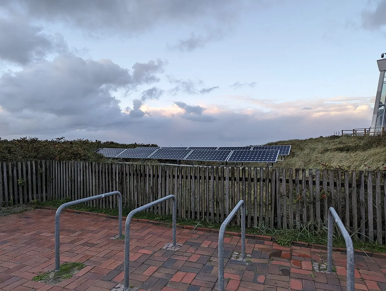 Photovoltaic modules mounted in an array