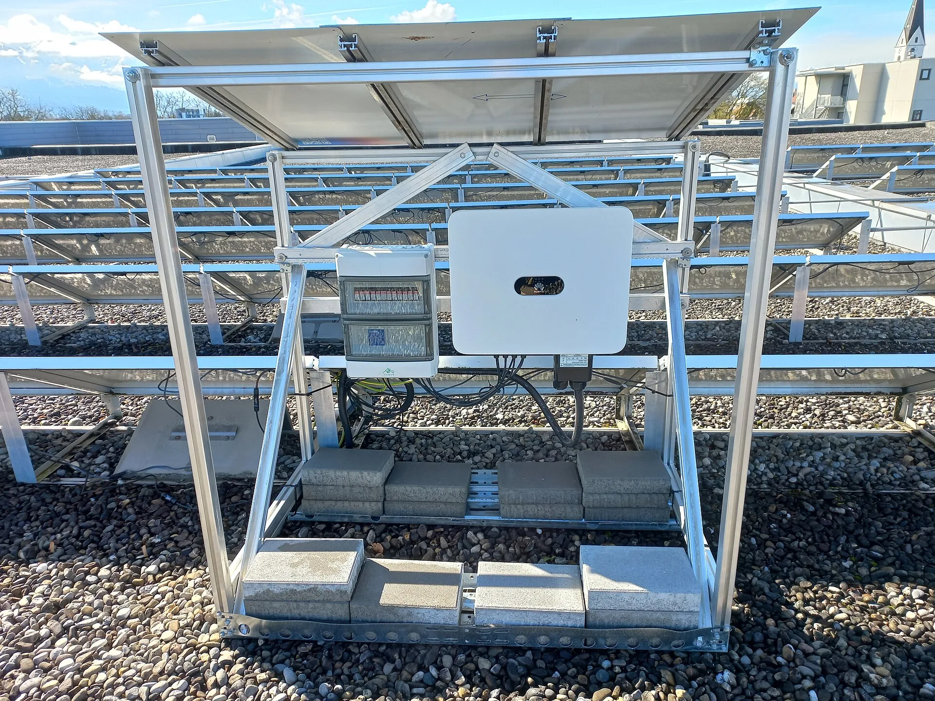 Photovoltaic DC inverter with surge protection device